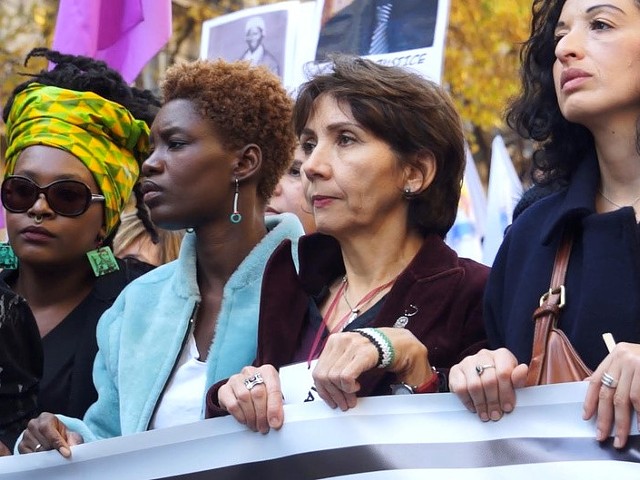 De Paris à Ferguson/Not Yo Mama’s Movement shows a French woman examining Ferguson.