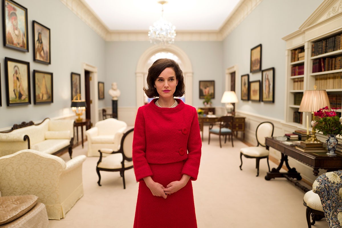 Jackie Kennedy (Natalie Portman) has to find her own path through mourning and the sympathy of a nation in Jackie.