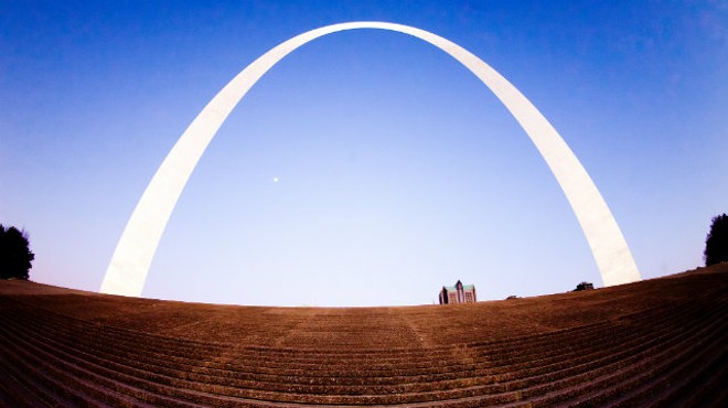 15 Tweets That Prove the Arch Is the Sassiest Monument Around