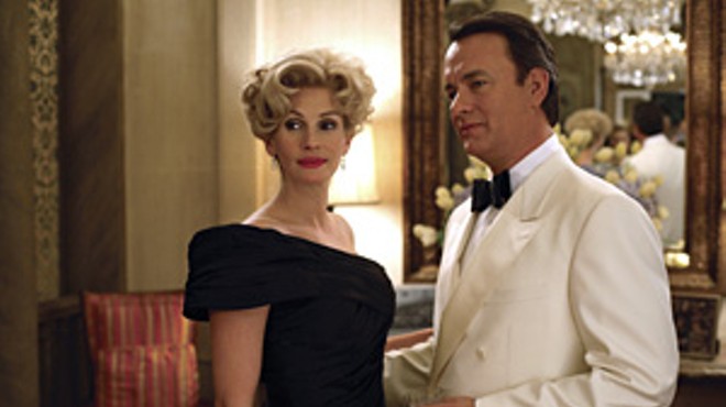 Tom Hanks as Charlie and Julia Roberts as Joanne Herring in Charlie Wilson's War.