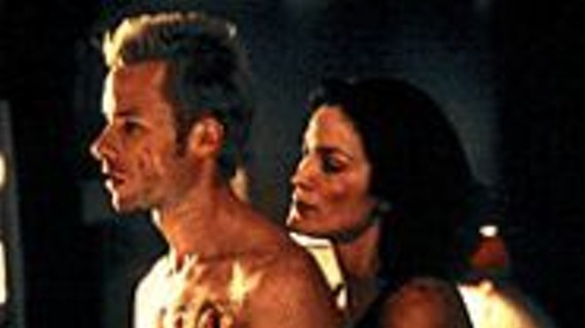 Guy Pearce and Carrie-Anne Moss in Memento