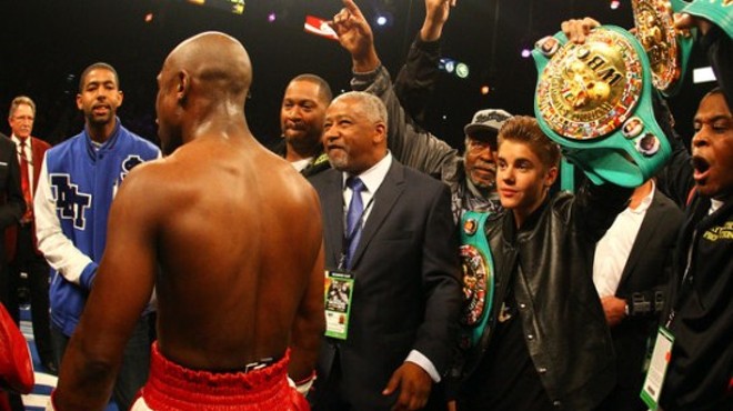 Justin Bieber carried Floyd Mayweather, Jr.'s championship belts to the ring on Saturday. No, seriously. This actually happened.