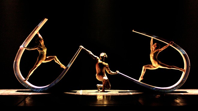The Dancer-Illusionists of MOMIX Will Take You Into a Different Atmosphere