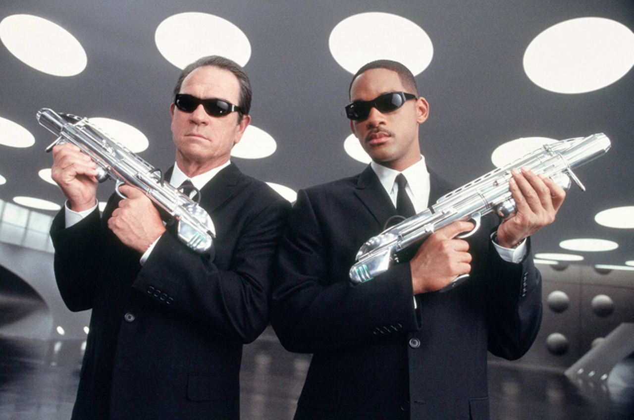 Men in Black (1997)
Space cops Tommy Lee Jones and Will Smith. You can gather which one is the grizzled vet.