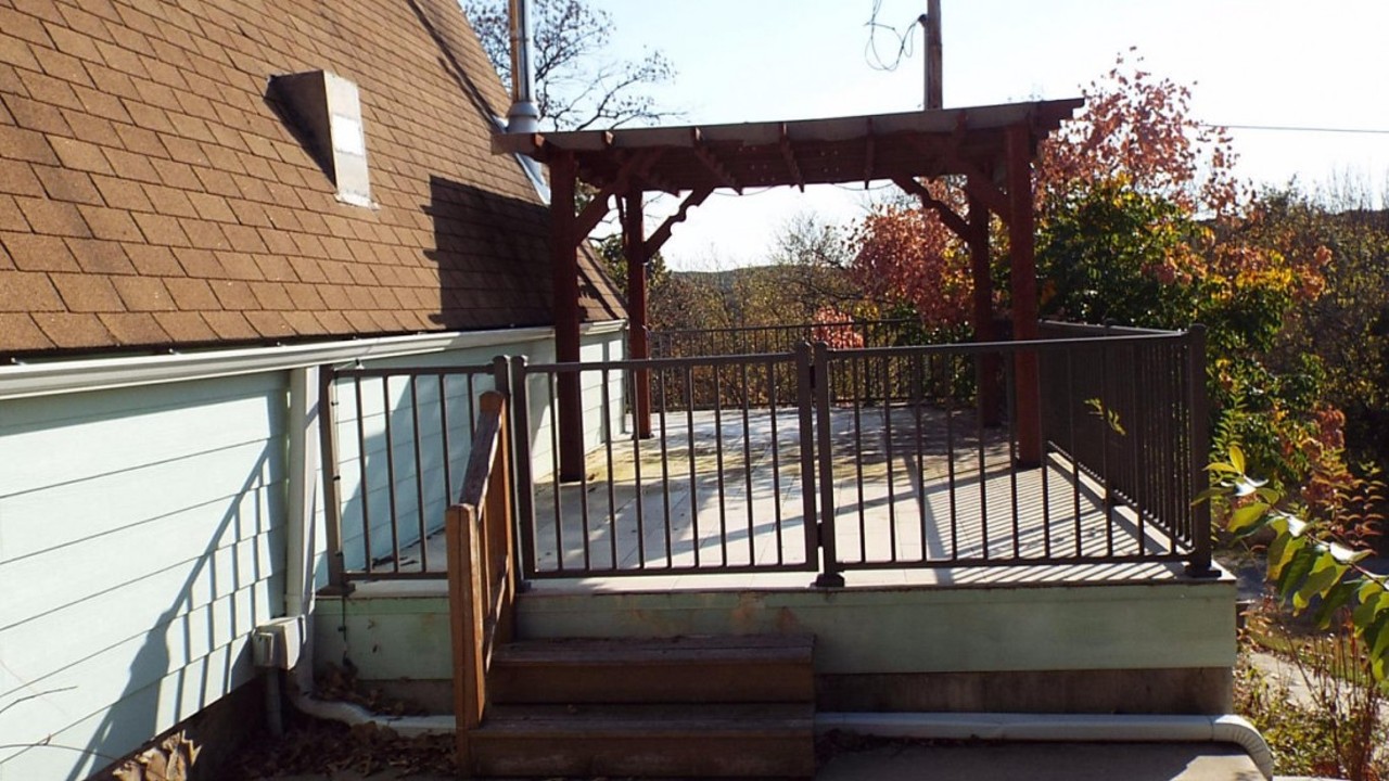 Good-looking pergola lets in just enough sun.