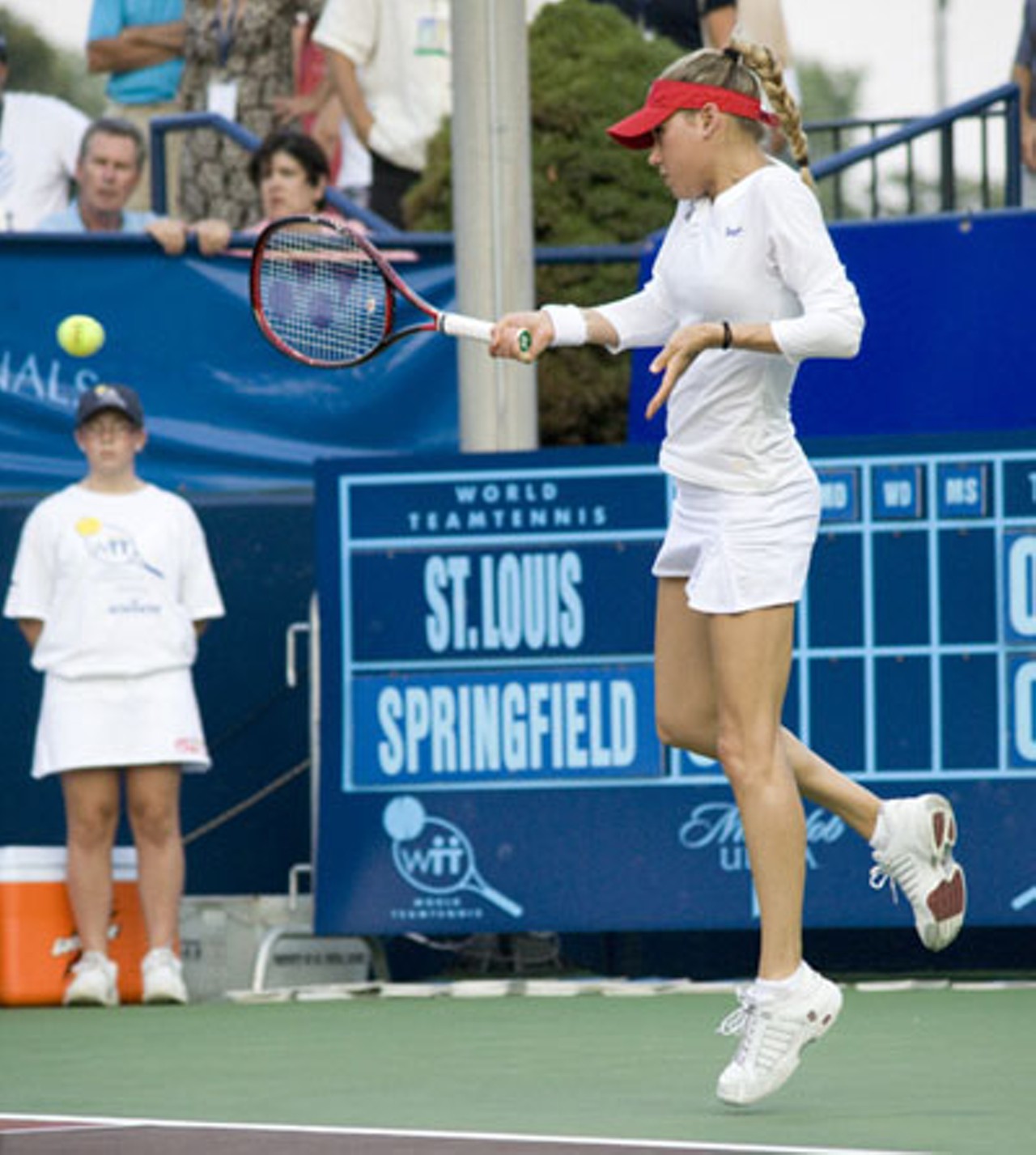 Anna Kournikova returns the ball. She and teammate Travis Rettenmaier won the match 5-4.