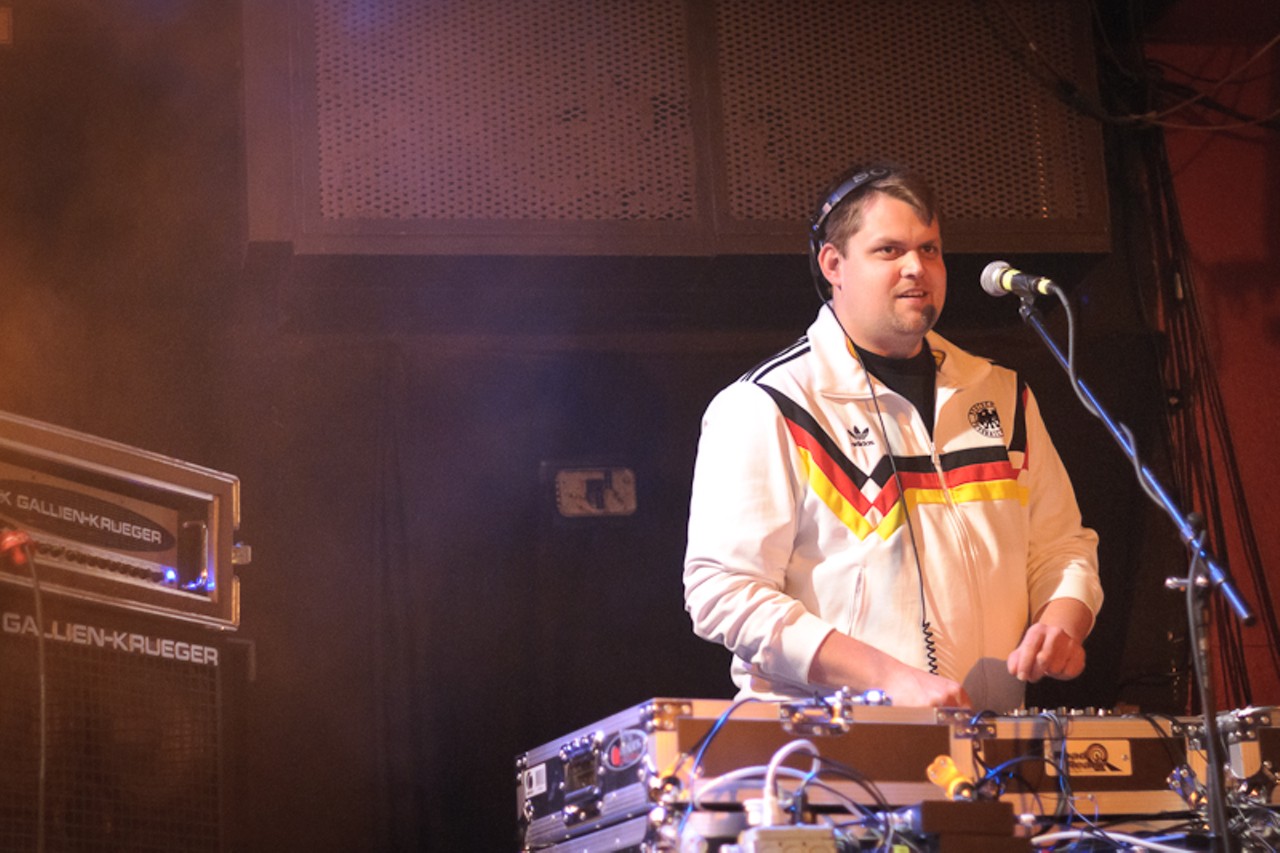 Donnis' DJ, pre-show.