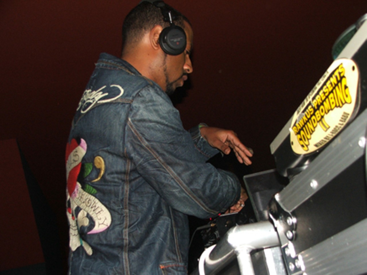Madlib began his set by feeling out the turntables and some rudimentary scratches that stretched into long "whoook-whooks" as the set continued.