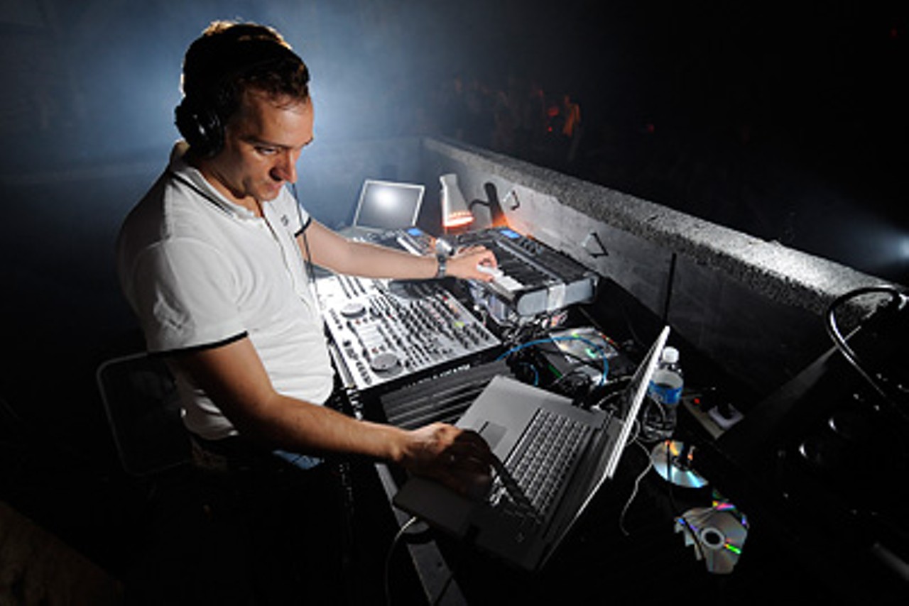 DJ Paul van Dyk frequently played notes on a synthesizer while also making selections and queuing up tracks and on his laptop.