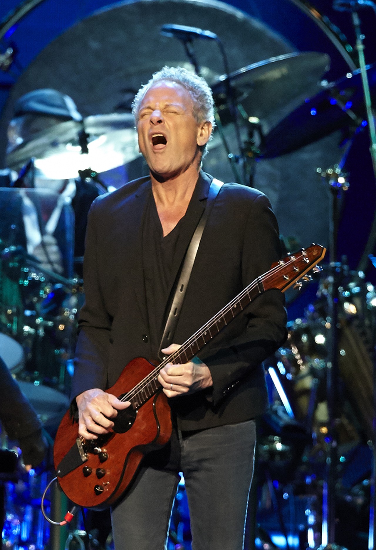 Lindsey Buckingham showing off his guitar face.