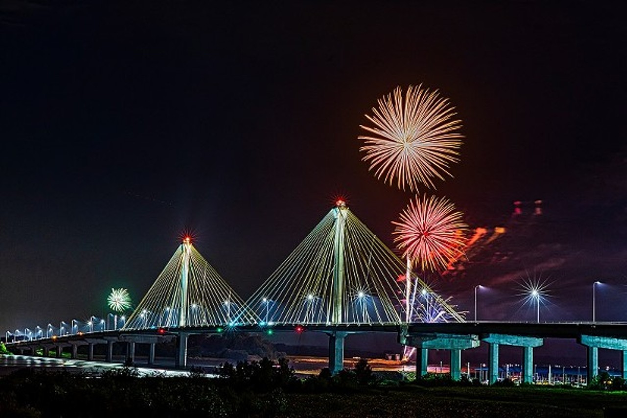 Enjoy fireworks along the Great River Road
Every Thursday night from June through September, Alton and Grafton will be featuring dazzling fireworks on their respective waterfronts. The spectacular light shows will sparkle along the Mississippi in both towns simultaneously starting at 9 p.m.
Find out more here.
Photo credit: Courtesy Great Rivers & Routes Tourism Bureau
