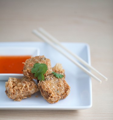 From the appetizer menu, Hoy Jaw. Deep-fried dumplings with crab and shrimp mixed with minced pork, wrapped in tofu skin, and served with a Thai sweet chili sauce.