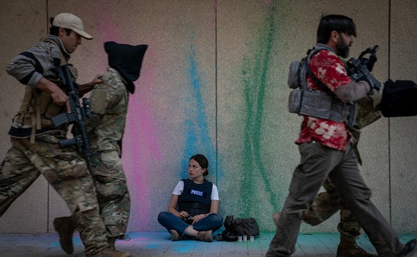 Journalists like Jessie (Cailee Spaeny) seek to cover the war zone in their own backyard.