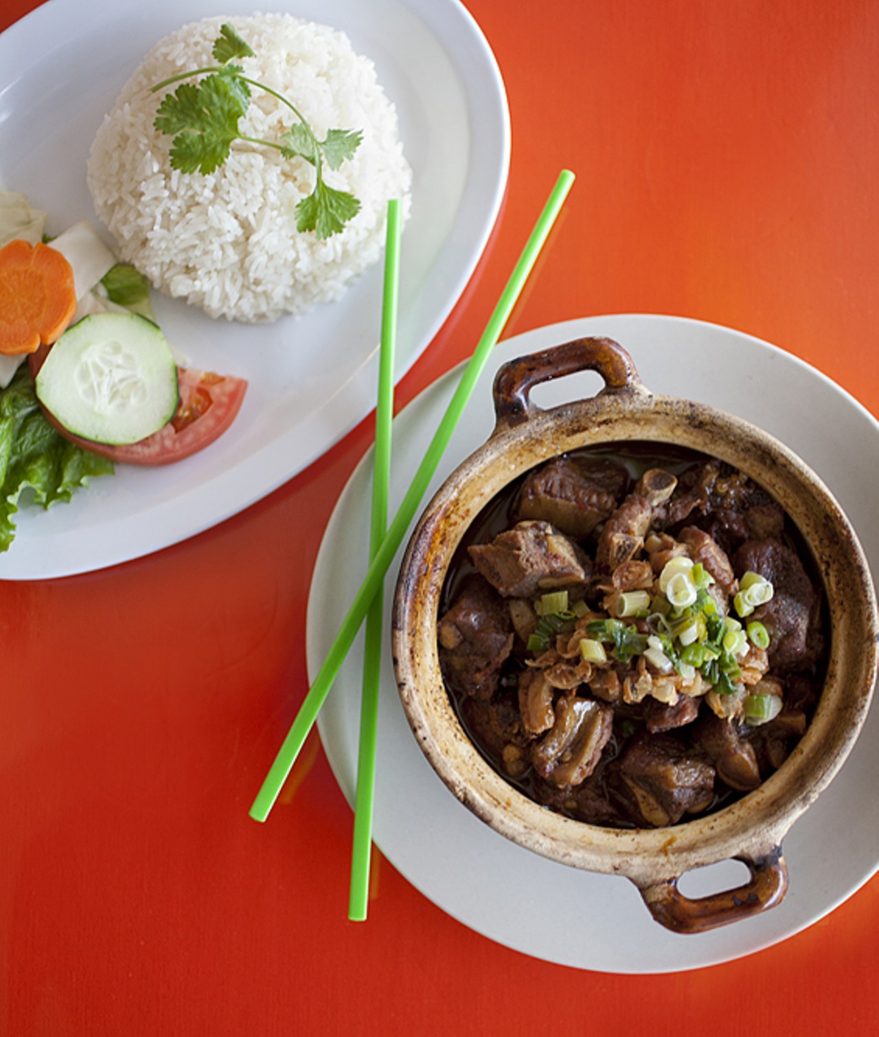 Suron rim man is a spicy and salty spare rib dish in a clay pot.