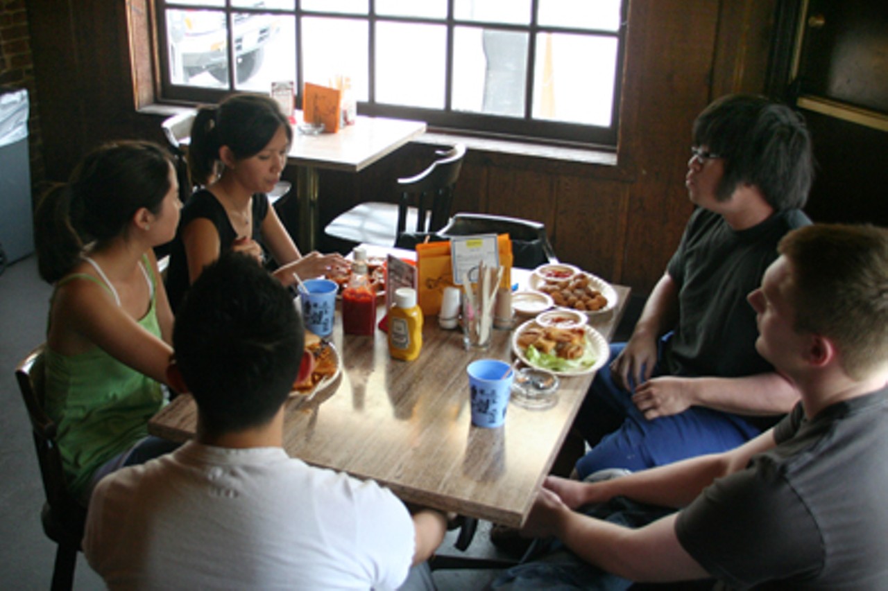 Saint Louis University students take advantage of the food specials at Humphrey&rsquo;s.