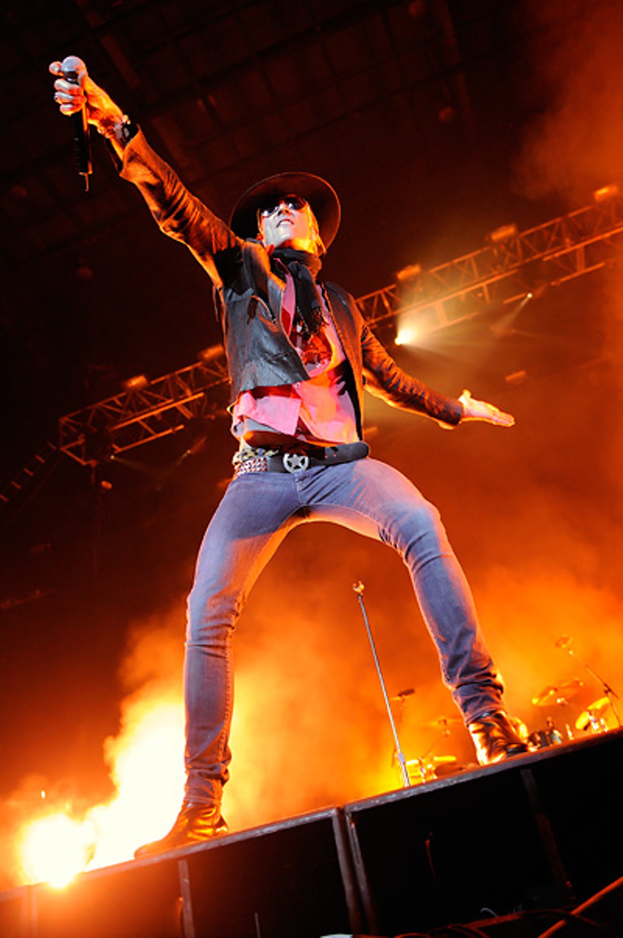After a reserved start, frontman Scott Weiland launched into the performance and engaged the crowd with numerous trips to the front of the stage, giving fans exactly what they wanted.