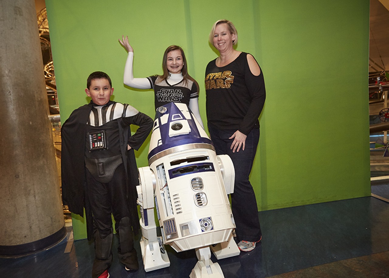 R2 was hoping to meet a Kardashian on the red carpet ... he settled for Chad Tapia, Madison Grisham and her mom Kristin.