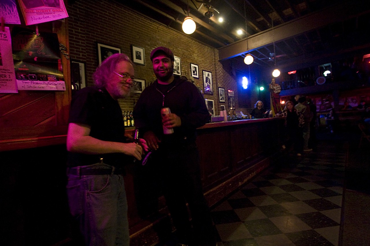 During the intermission, Tommy Ramone talks with a fan at the bar.