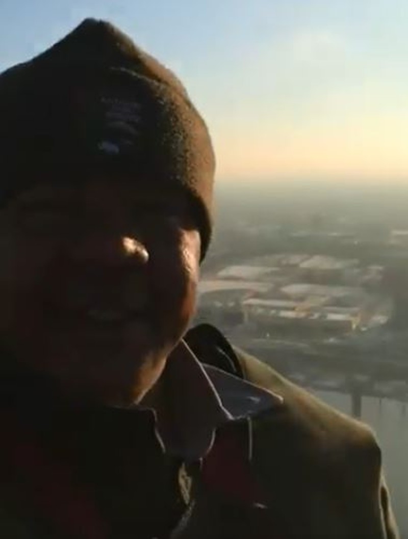 Man Posts Videos Casually Standing on Top of the Arch Like He's Becky Queen of Carpet (3)