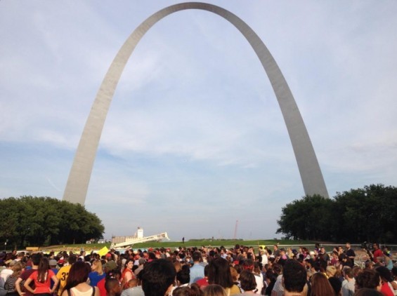 Citizens gather at the Gateway Arch for #NMOS14. - @Show_Me15 | Twitter
