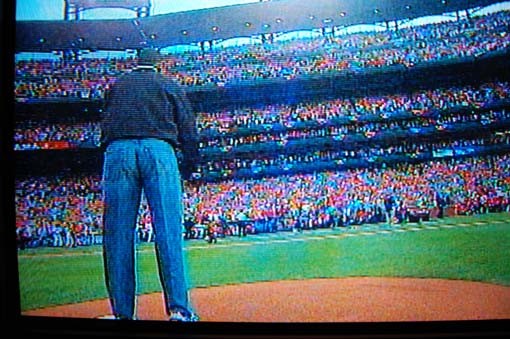 Obama lines up to throw out the first pitch.
