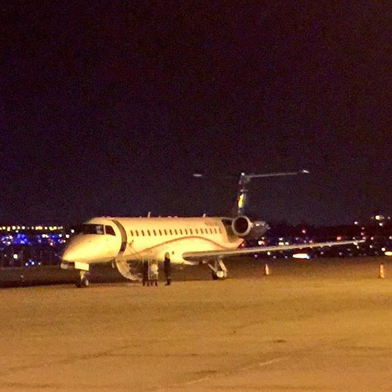 The plane that made an emergency landing in St. Louis while flying the Mississippi State men's basketball team home from Columbia. - Gregg Ellis via Twitter