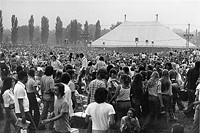 Concertgoers circa the late 1970s. - WWW.SIUE.EDU