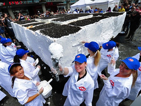Celebrating 10 tons of Dairy Queen ice cream cake with .... ice cream cake! - Dairy Queen Canada