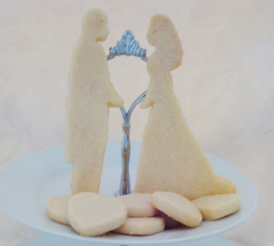 Royal bride and groom shortbread - Image via