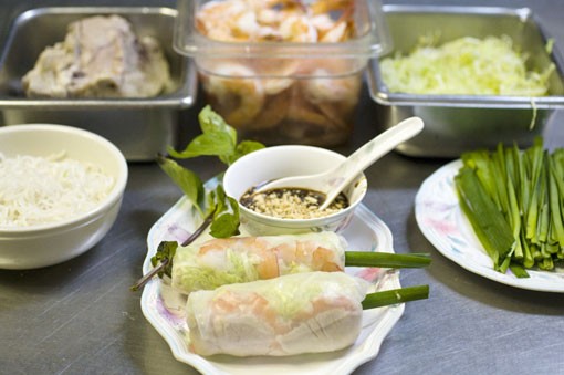 The spring roll with all of its ingredients.