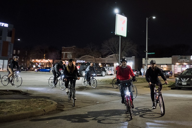 Les cyclistes pédalent dans Tower Grove South après un arrêt 7-11.  - PHUONG BUI
