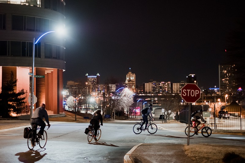 Croisière à vélo à travers les purlieus de Midtown la nuit.  - PHUONG BUI