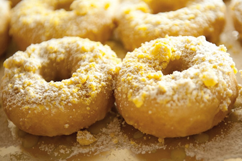 A close up of a tray of donuts.