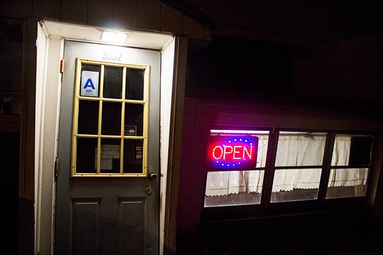Monte Bello Pizzeria is only open in the evenings, so chances are that you'll be rolling up in the dark.