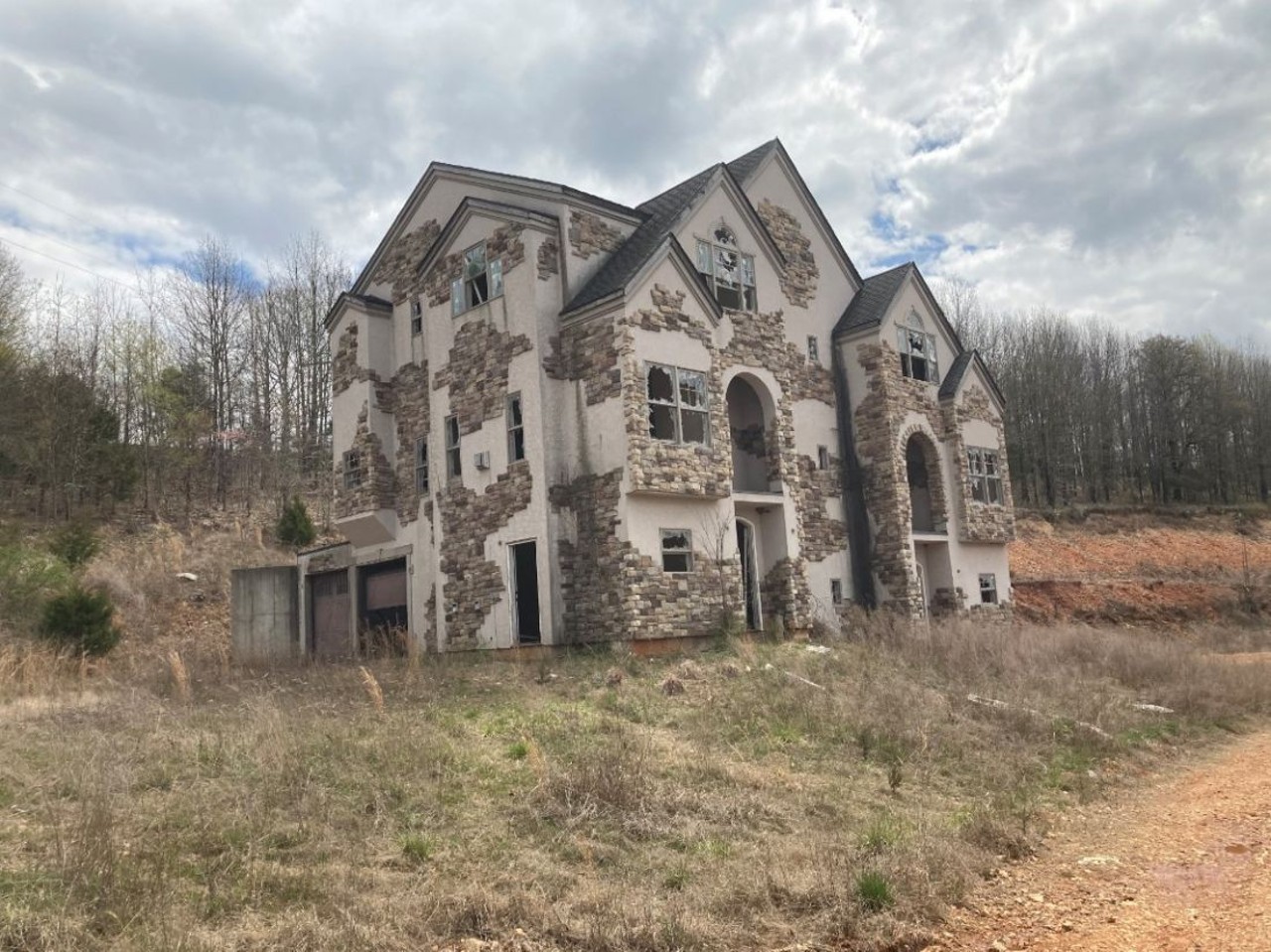 These Abandoned Mansions in Branson Are Going Viral on TikTok [PHOTOS]