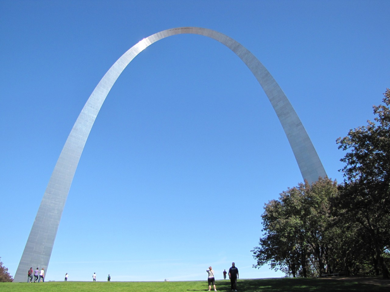 Hang out at the Arch grounds.
The home of our iconic landmark is straight-up beautiful -- and if you don't go up the claustrophobia-inducing little eggs or into the museum, the grounds are also totally free. Photo courtesy of Flickr / ezz_eddie.