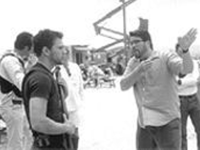 The write man for the job: Chris McQuarrie, right, directs Ryan Phillippe on the set of The Way of the Gun.